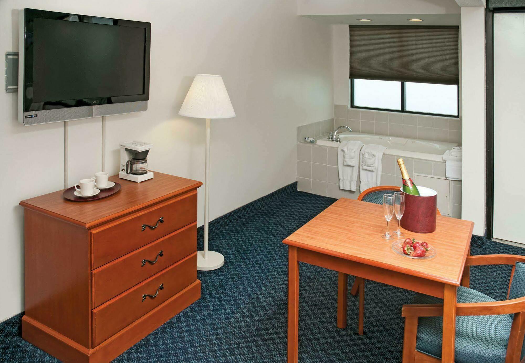 Hotel Ramada Plaza By Wyndham Virginia Oceanfront 3*